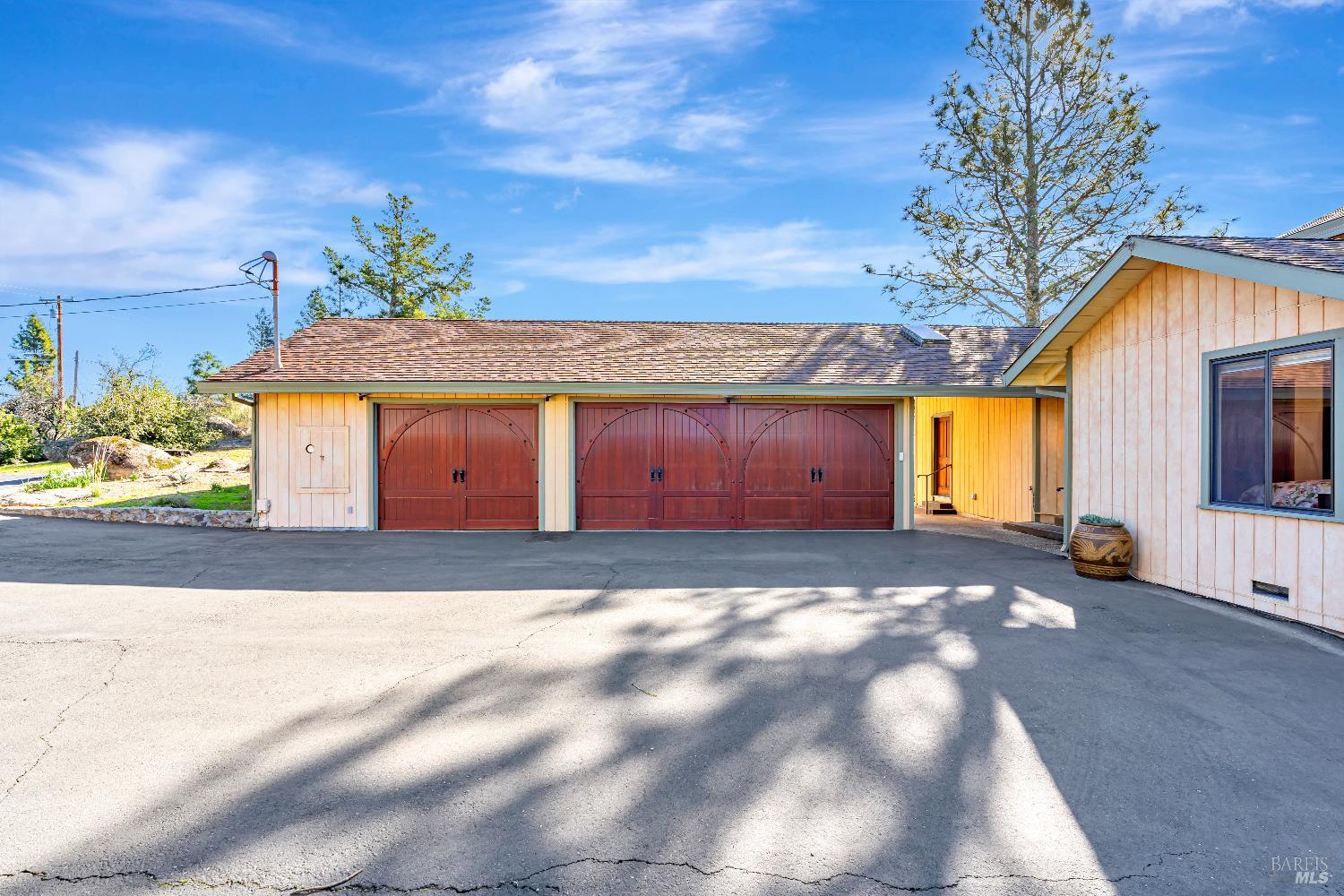 1180 Crestmont Dr