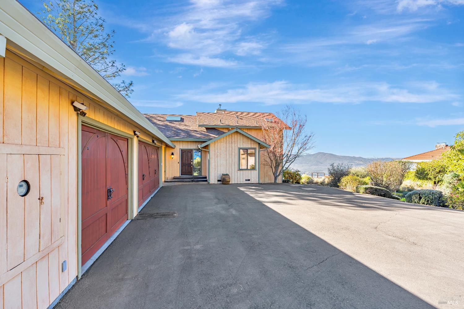 1180 Crestmont Dr