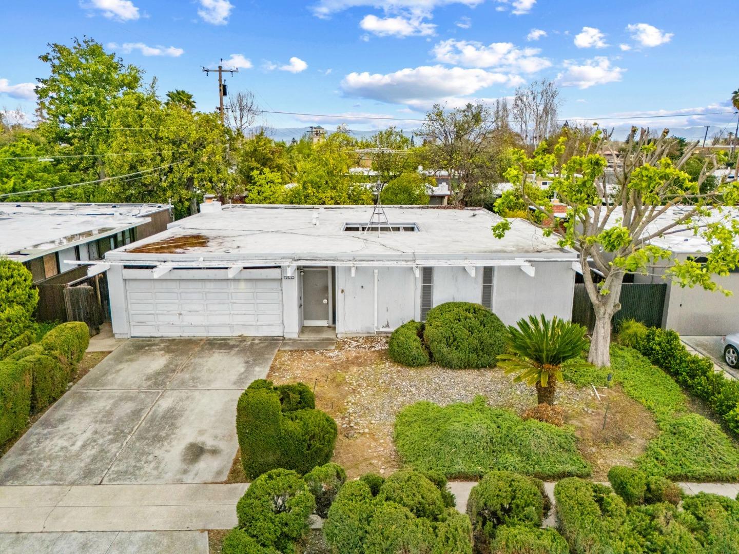 2256 Fairhill LN