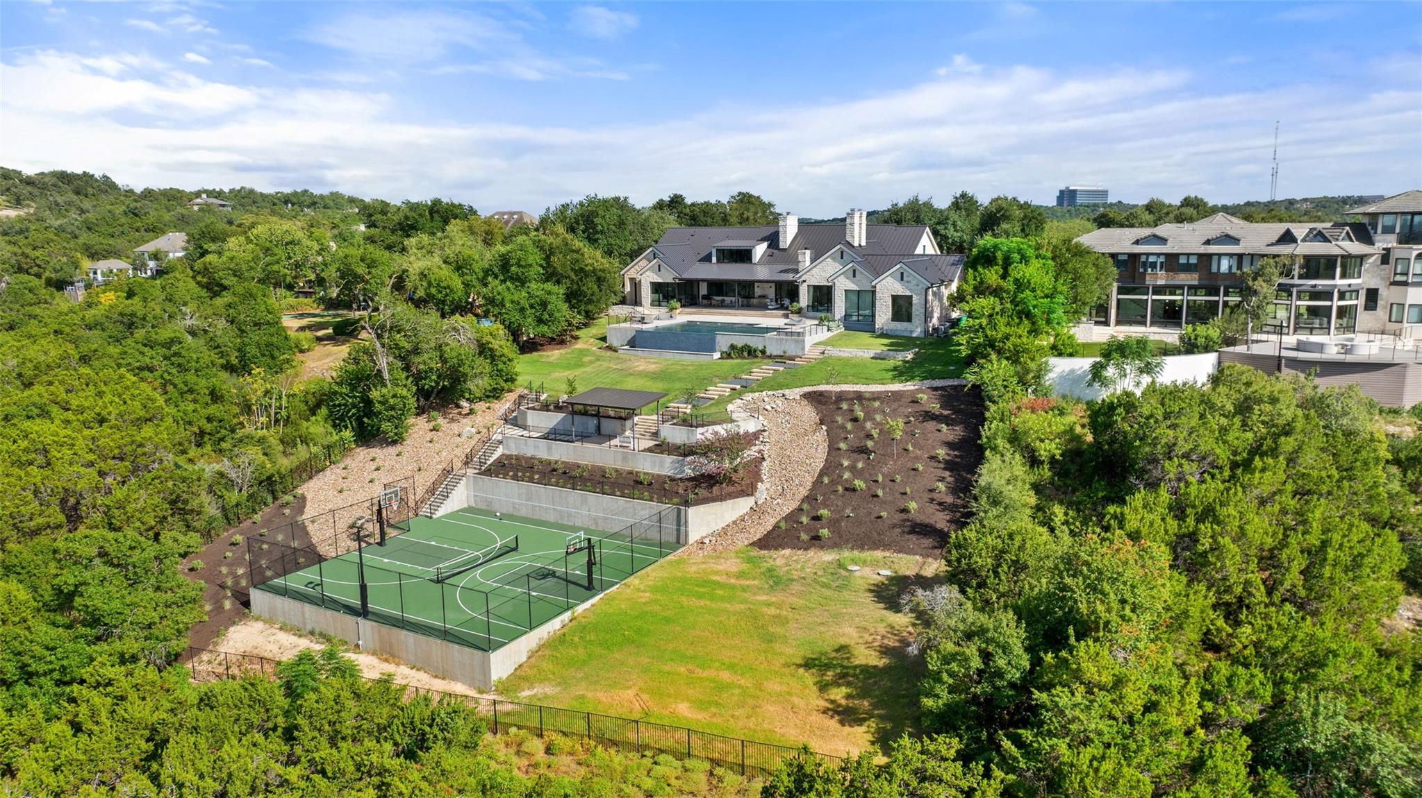 24 Cousteau LN