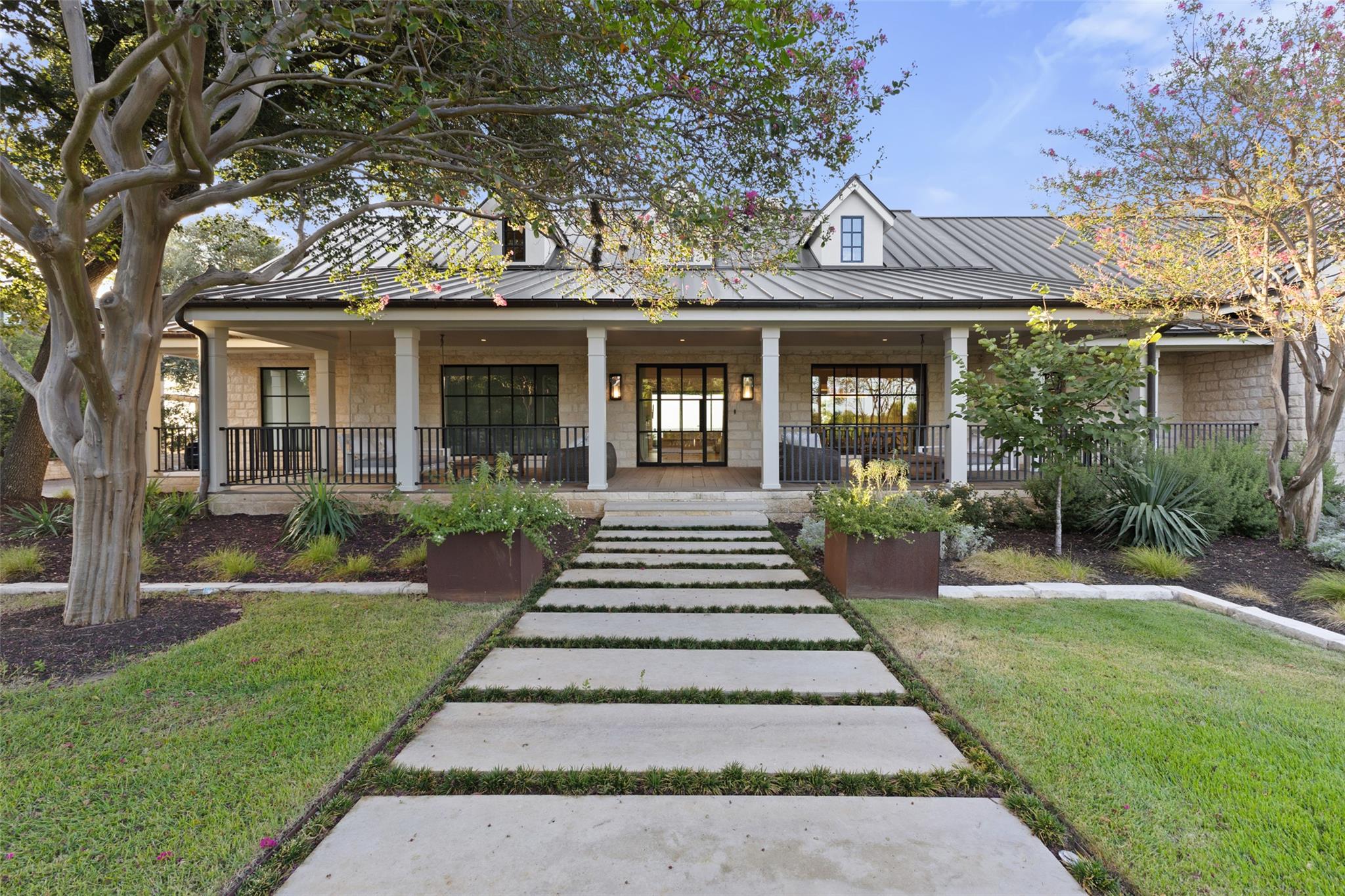 24 Cousteau LN