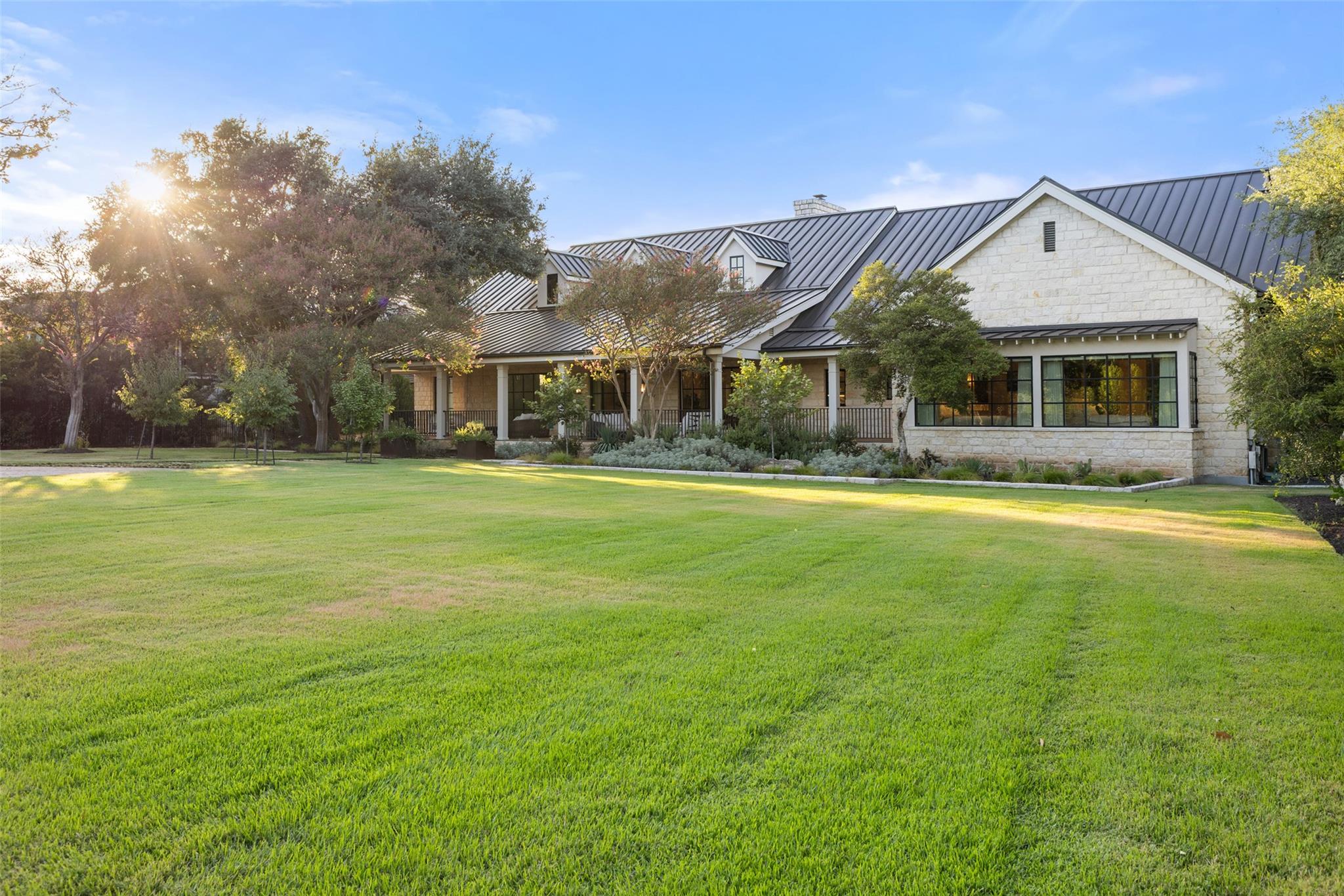 24 Cousteau LN