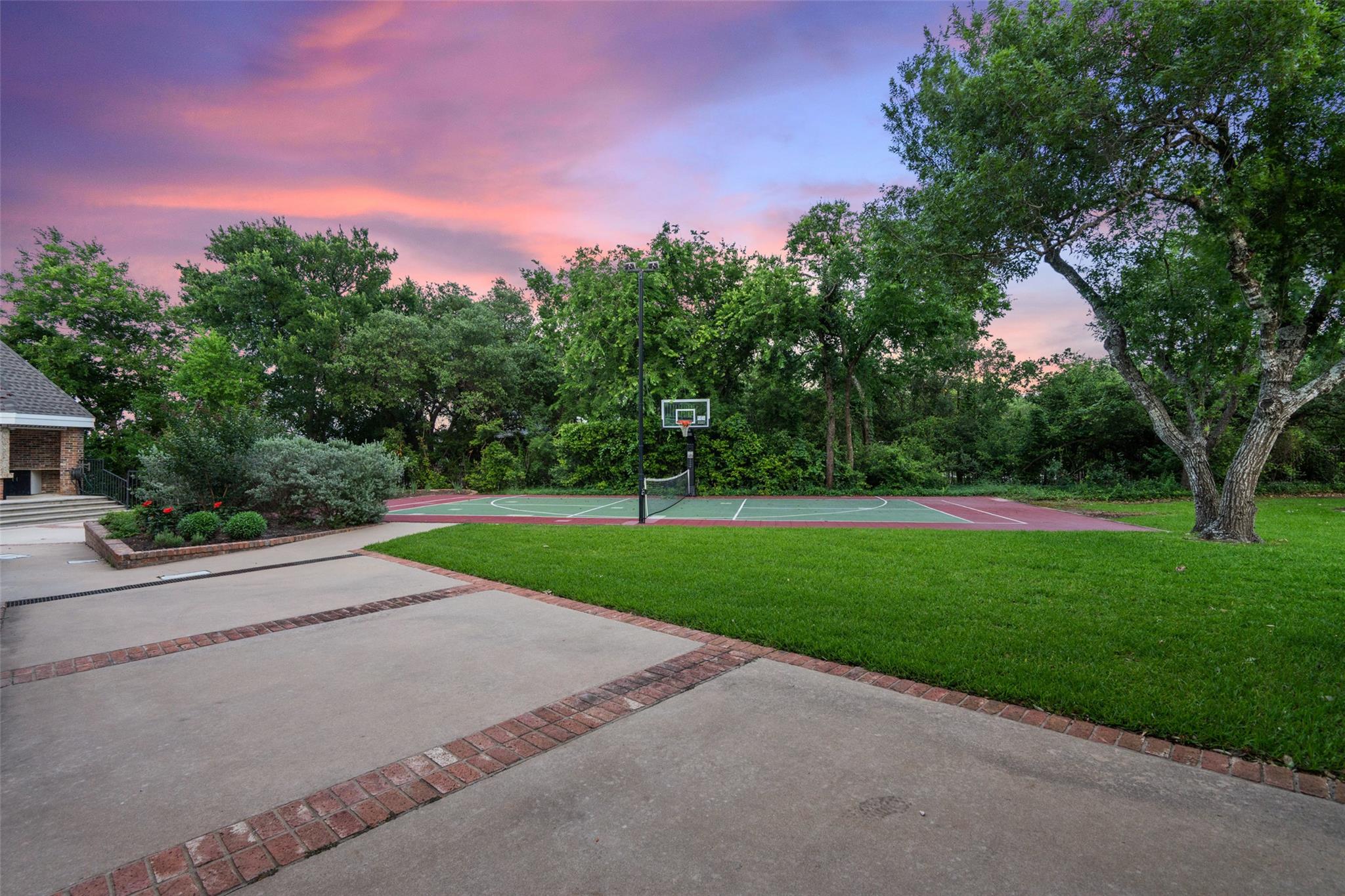 12 Hedge LN