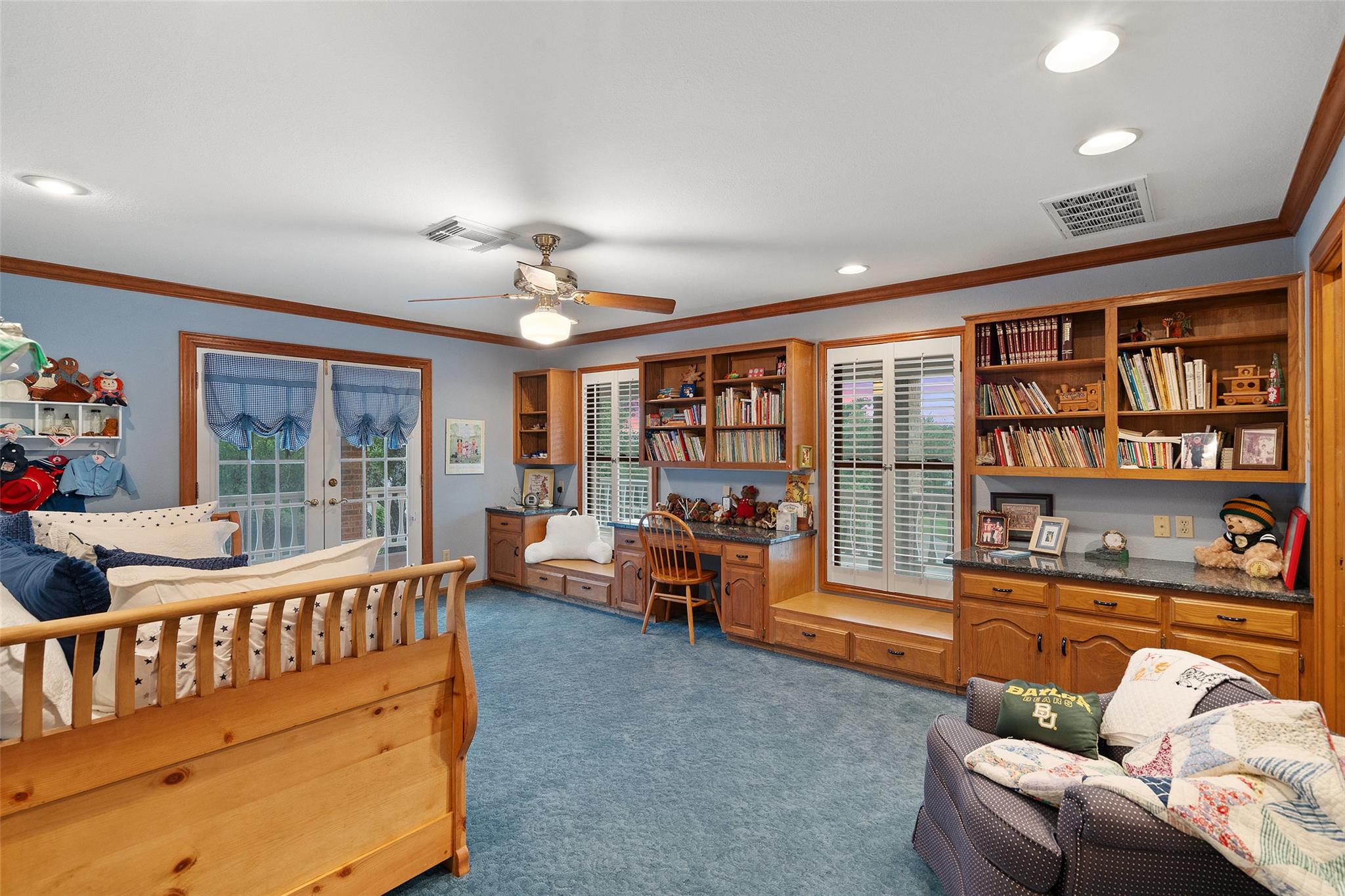 12 Hedge LN
