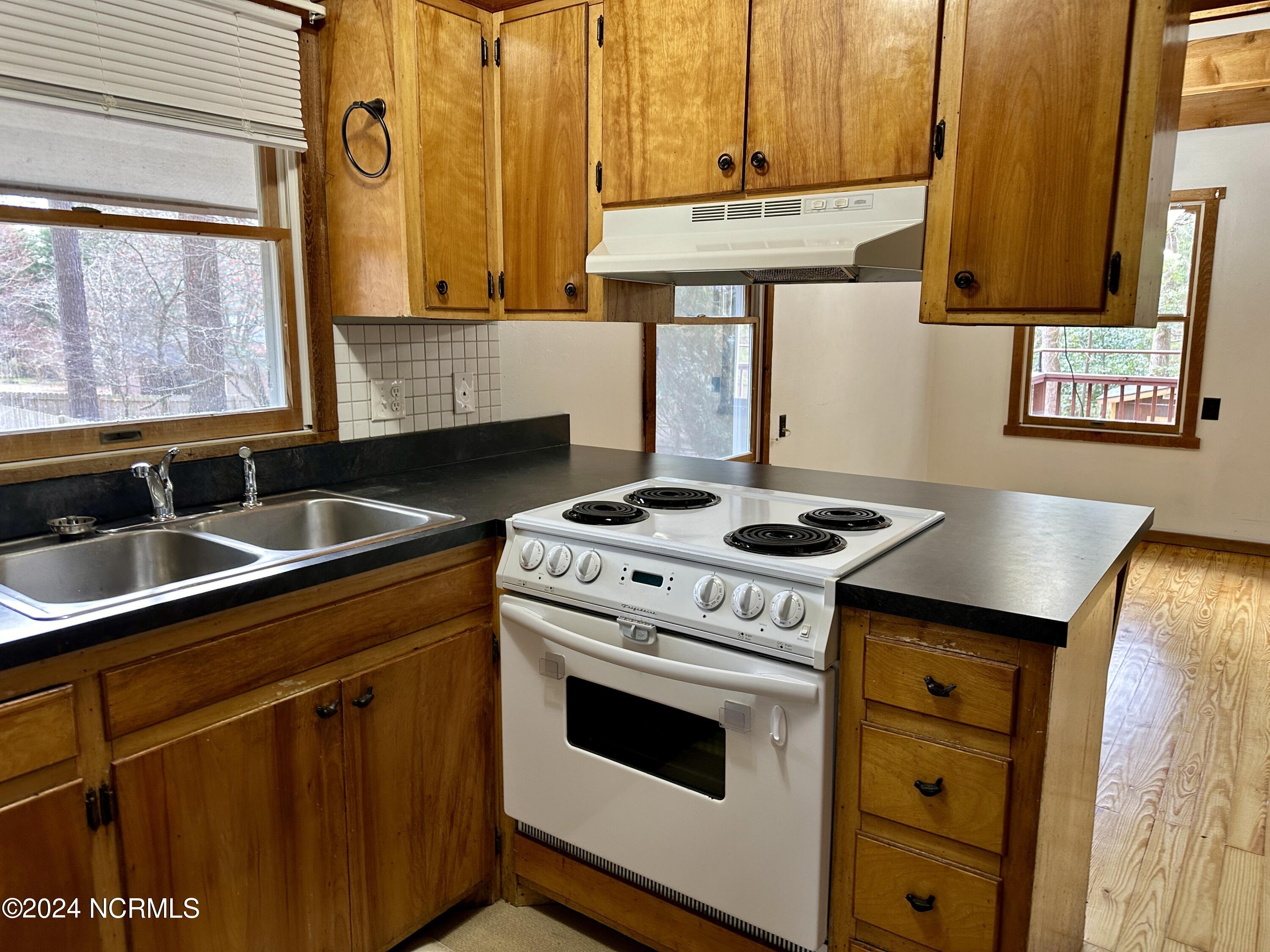 735 E Philadelphia Avenue