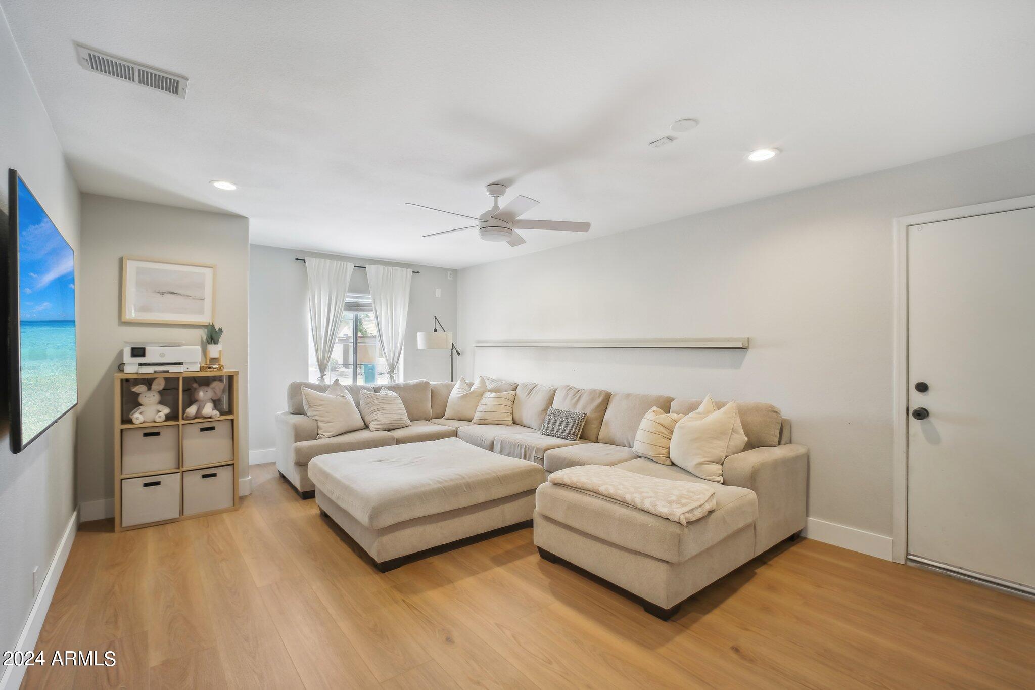 3364 E MENADOTA Drive