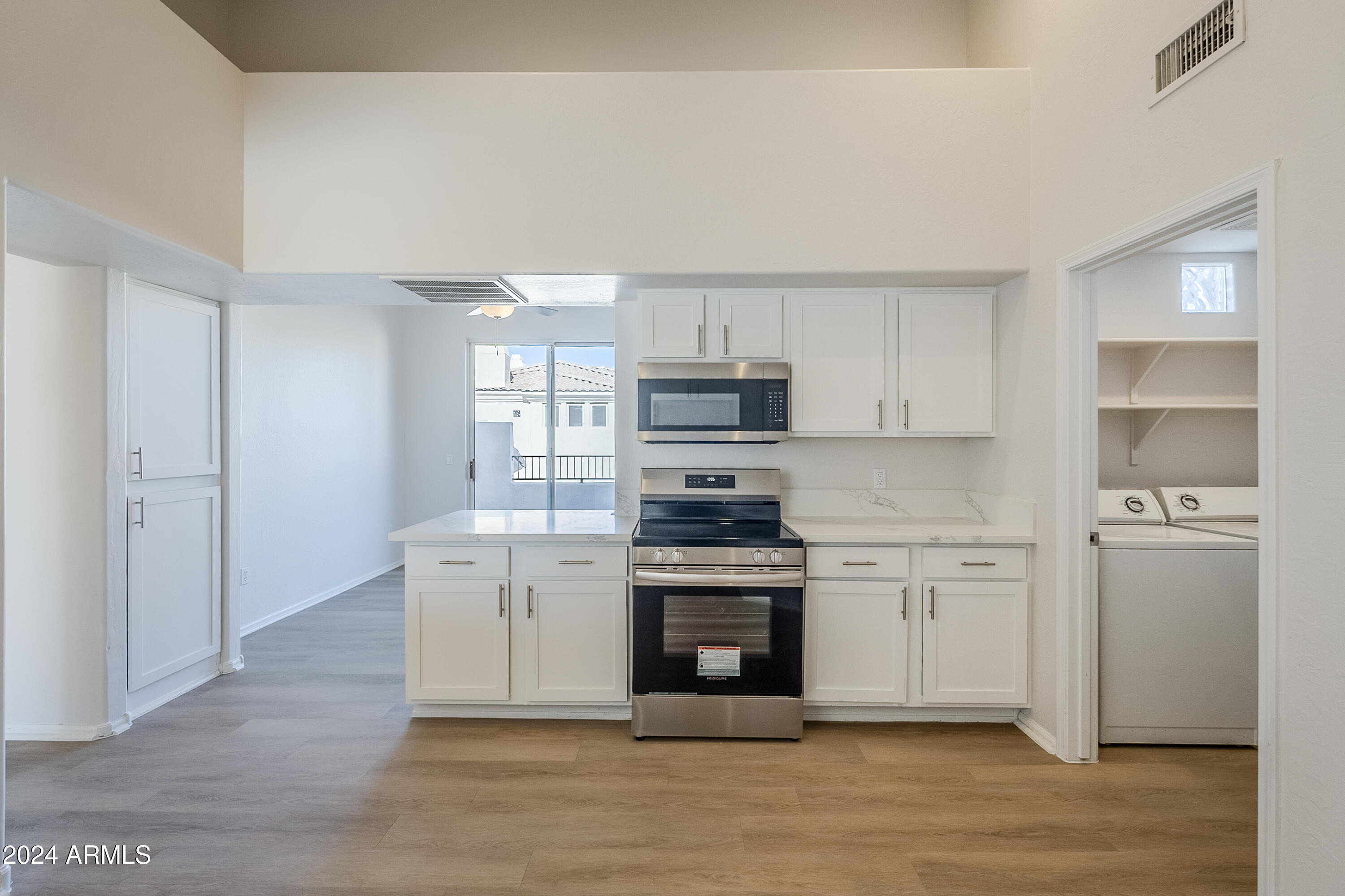 1747 E NORTHERN Avenue, 218