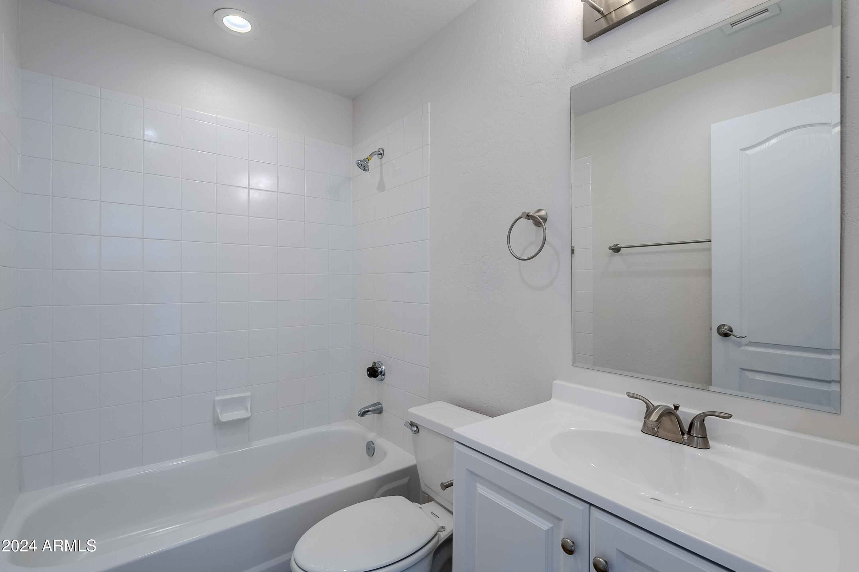 1747 E NORTHERN Avenue, 218