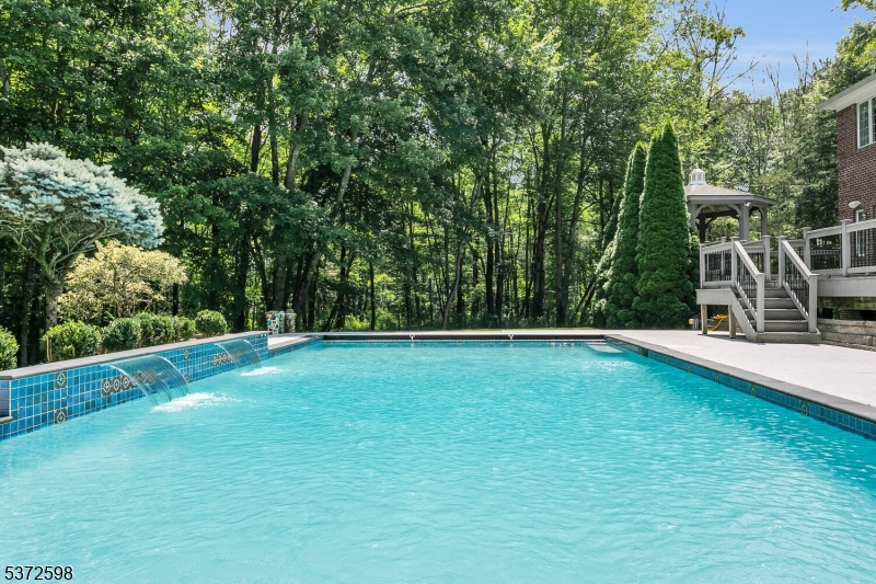 62 Canoe Brook Ln