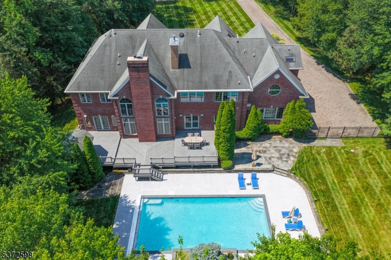 62 Canoe Brook Ln