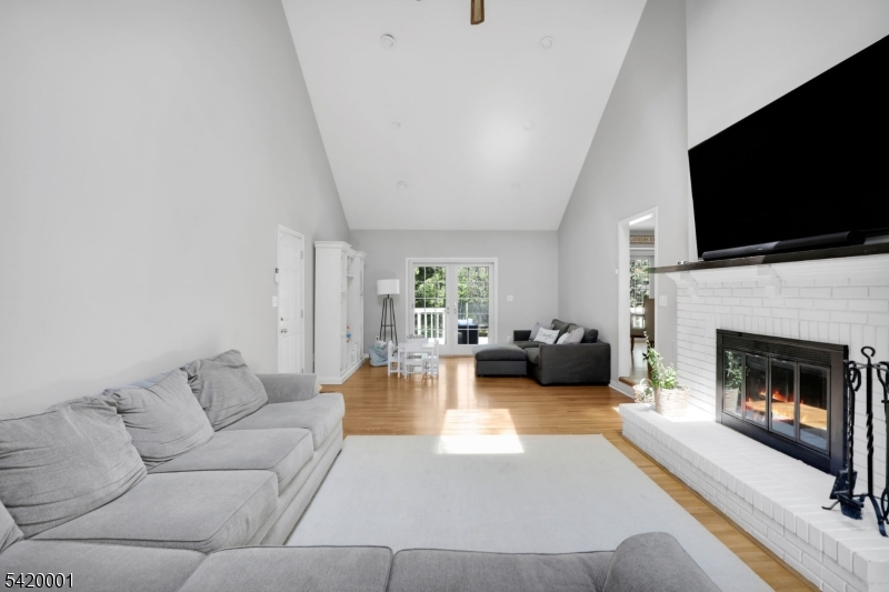 16 Lenape Ct