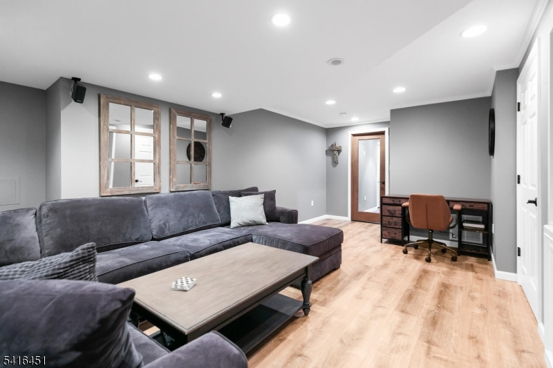 1 Vanderveer Dr