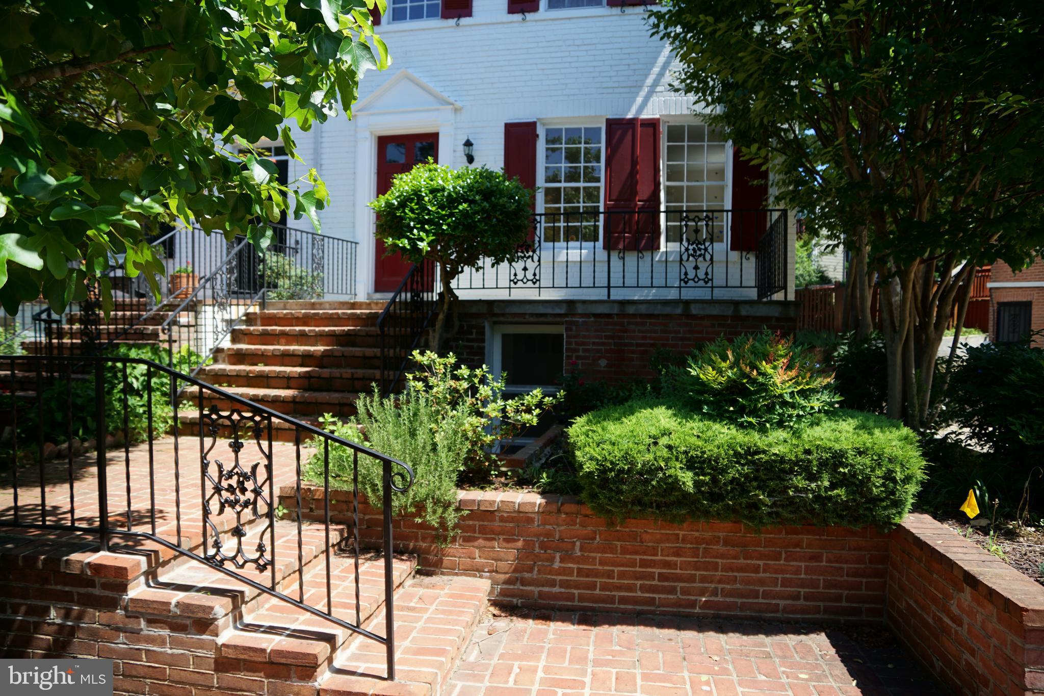 2015 ALLEN PL NW #B
