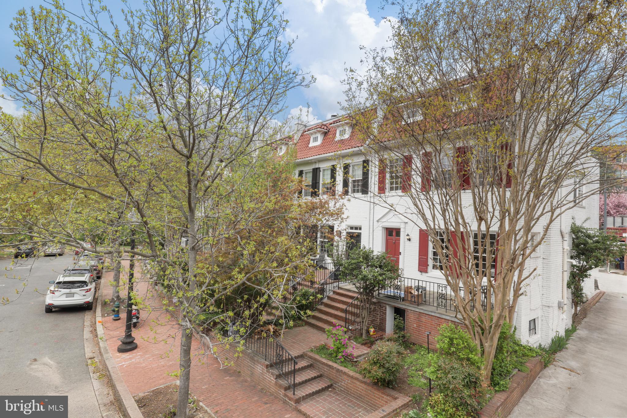 2015 ALLEN PL NW #B