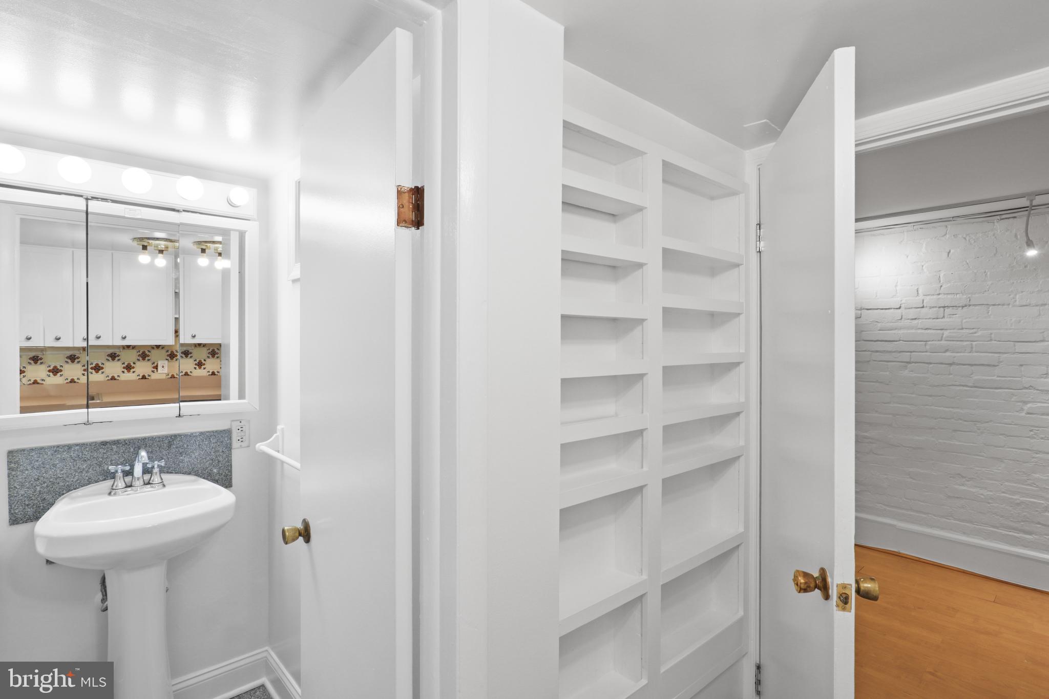 2015 ALLEN PL NW #B