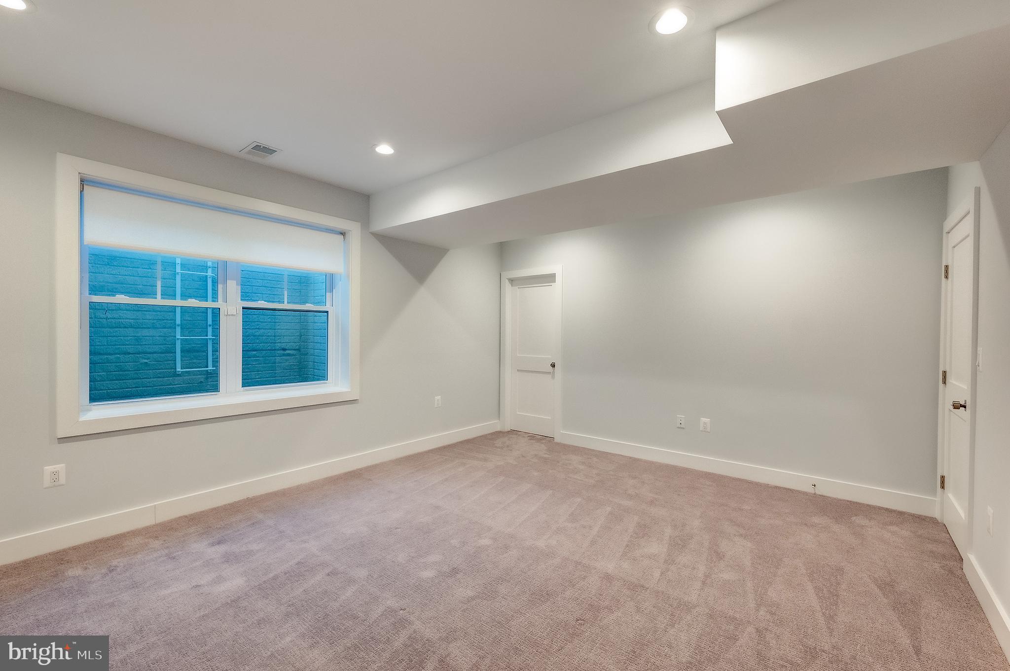 2537 N Granada St