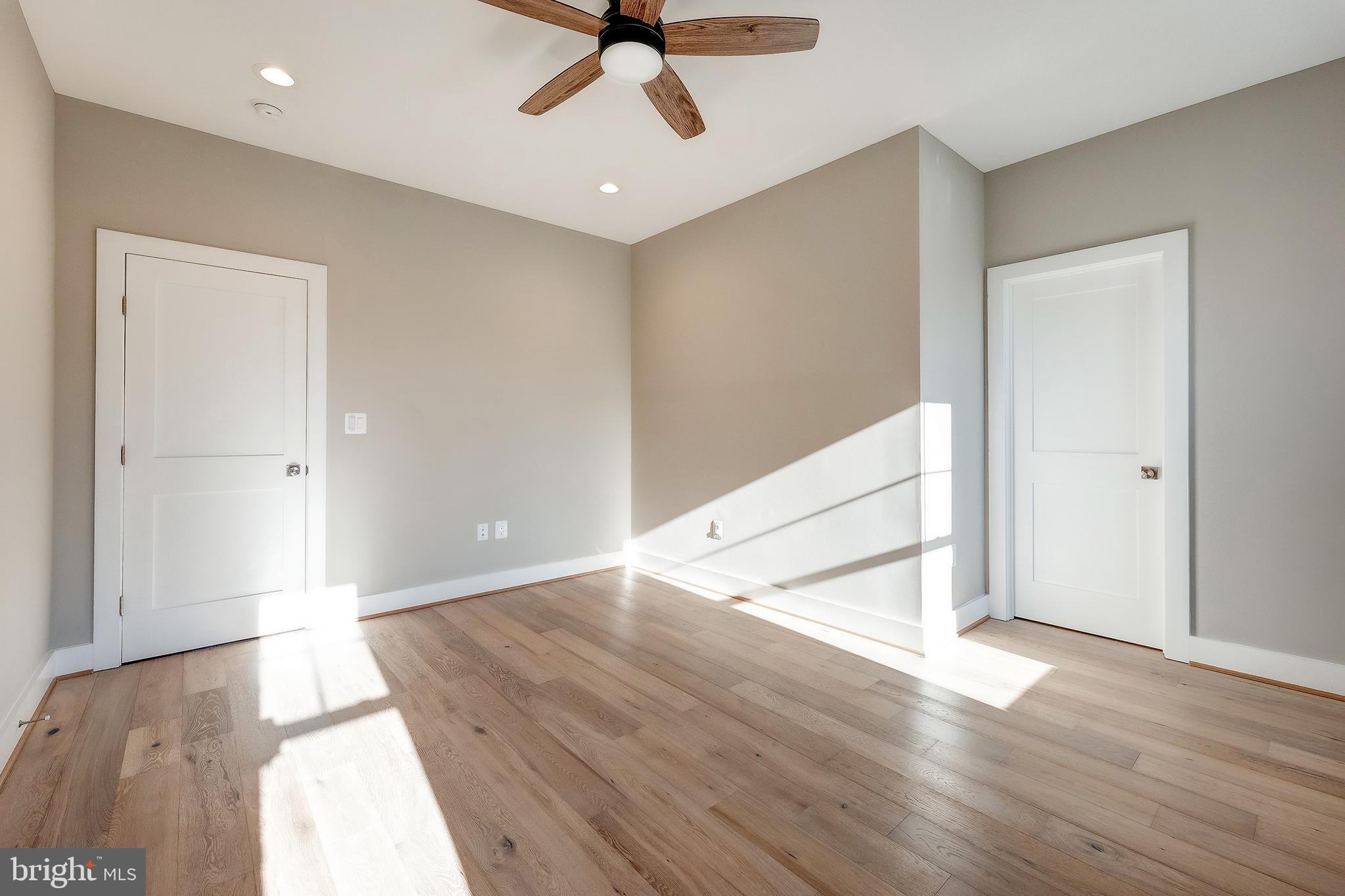 2537 N Granada St