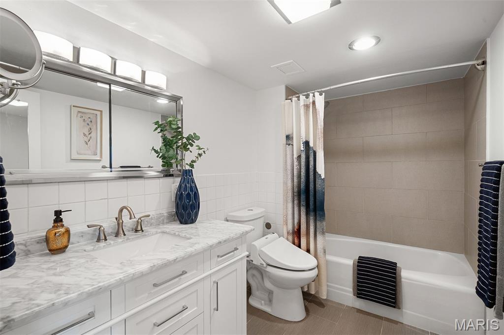 900 S Hanley Road Unit: 10B