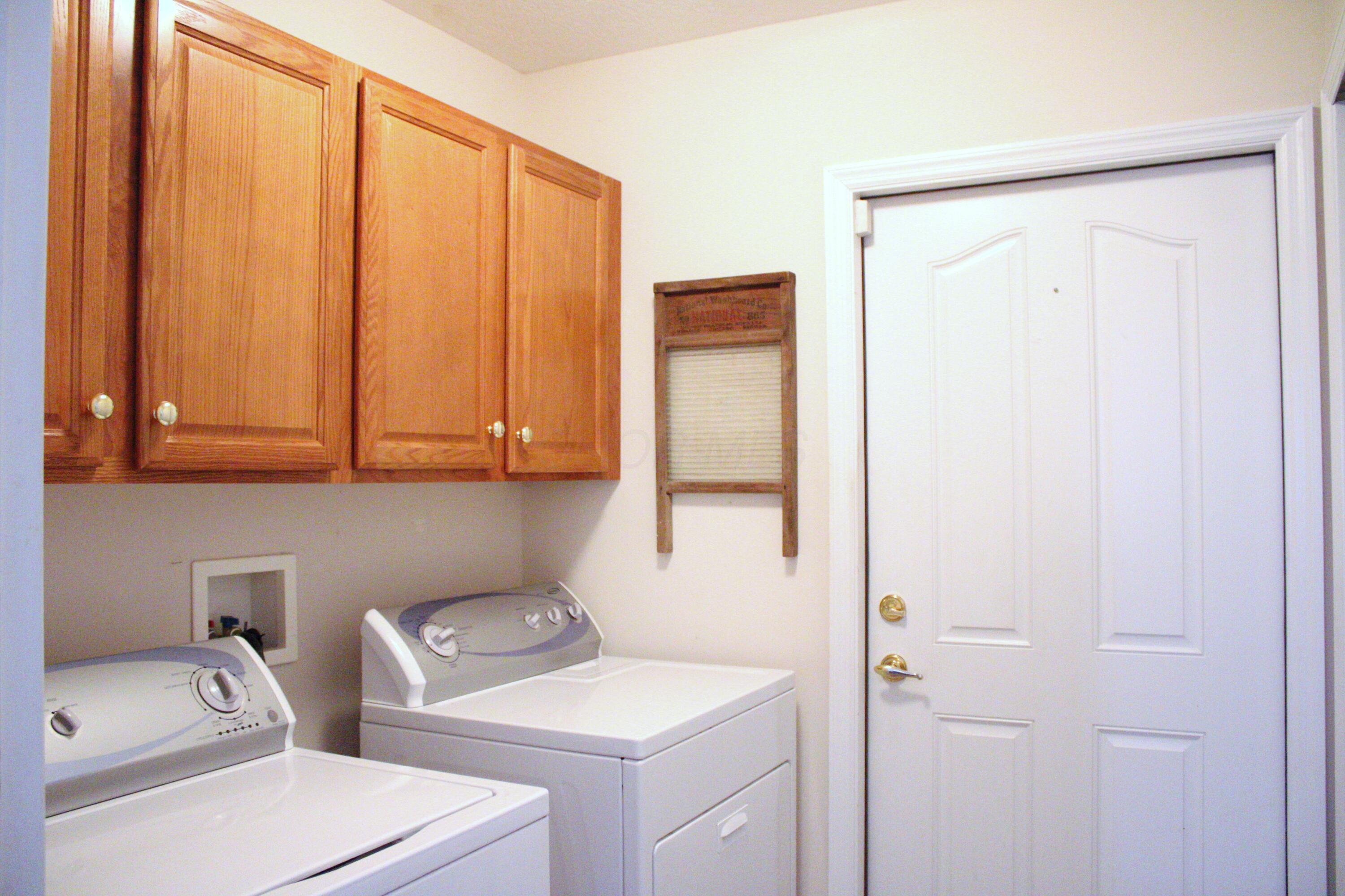 842 Lambton Circle W