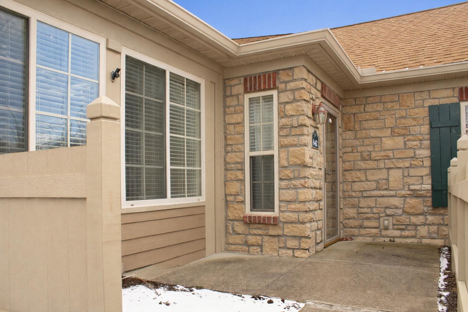 842 Lambton Circle W