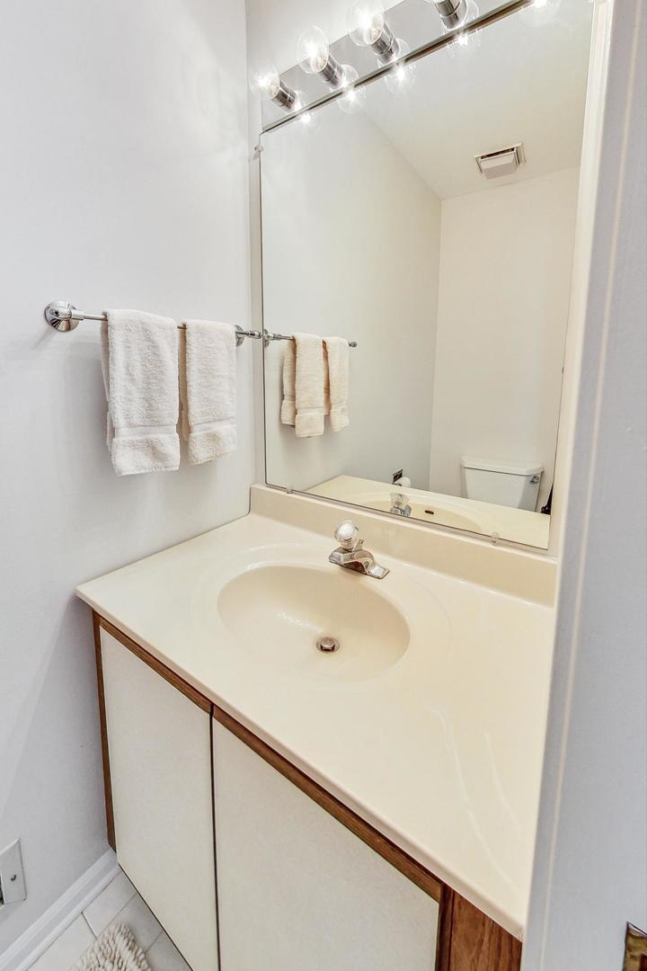 1135 W Roscoe Street