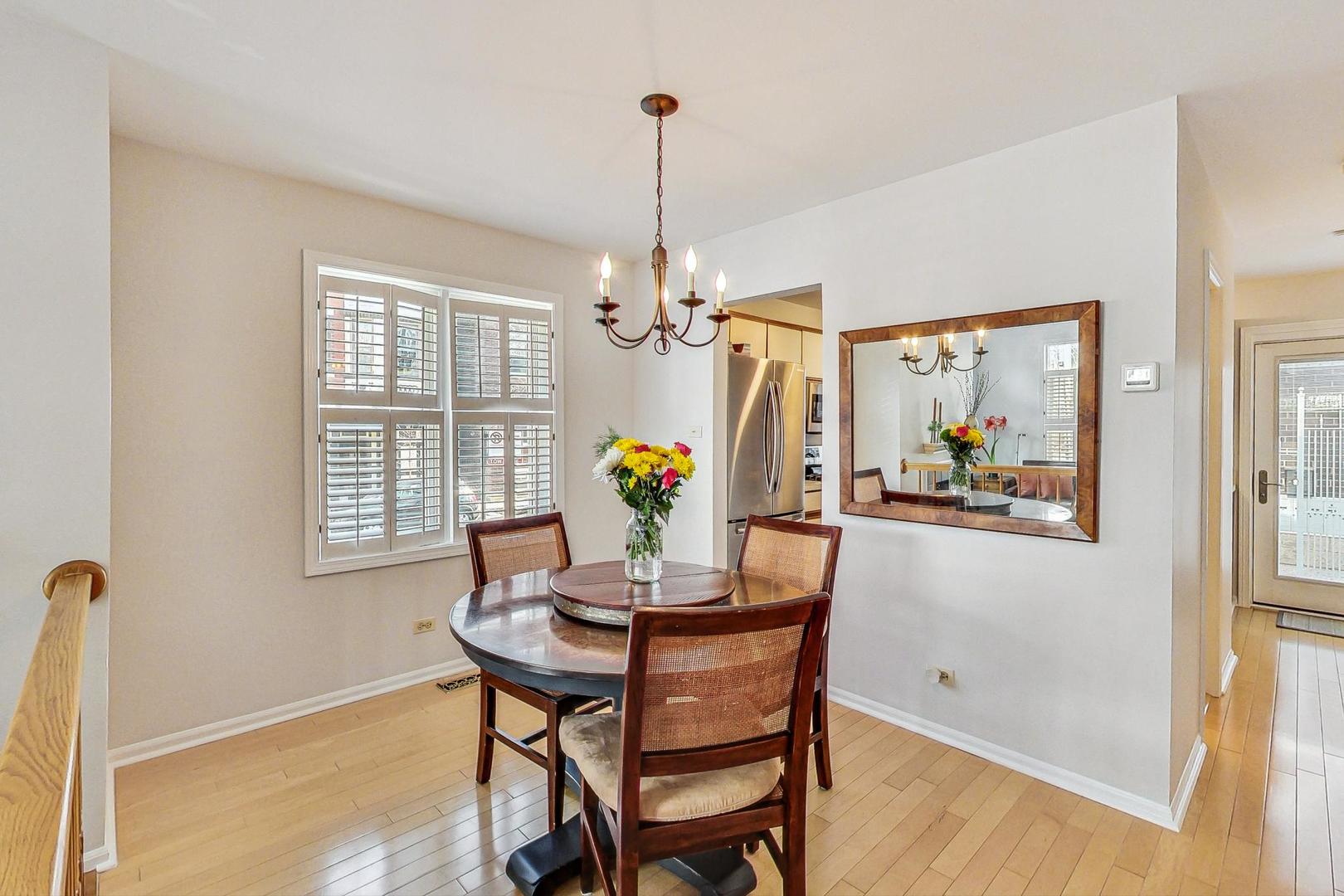 1135 W Roscoe Street