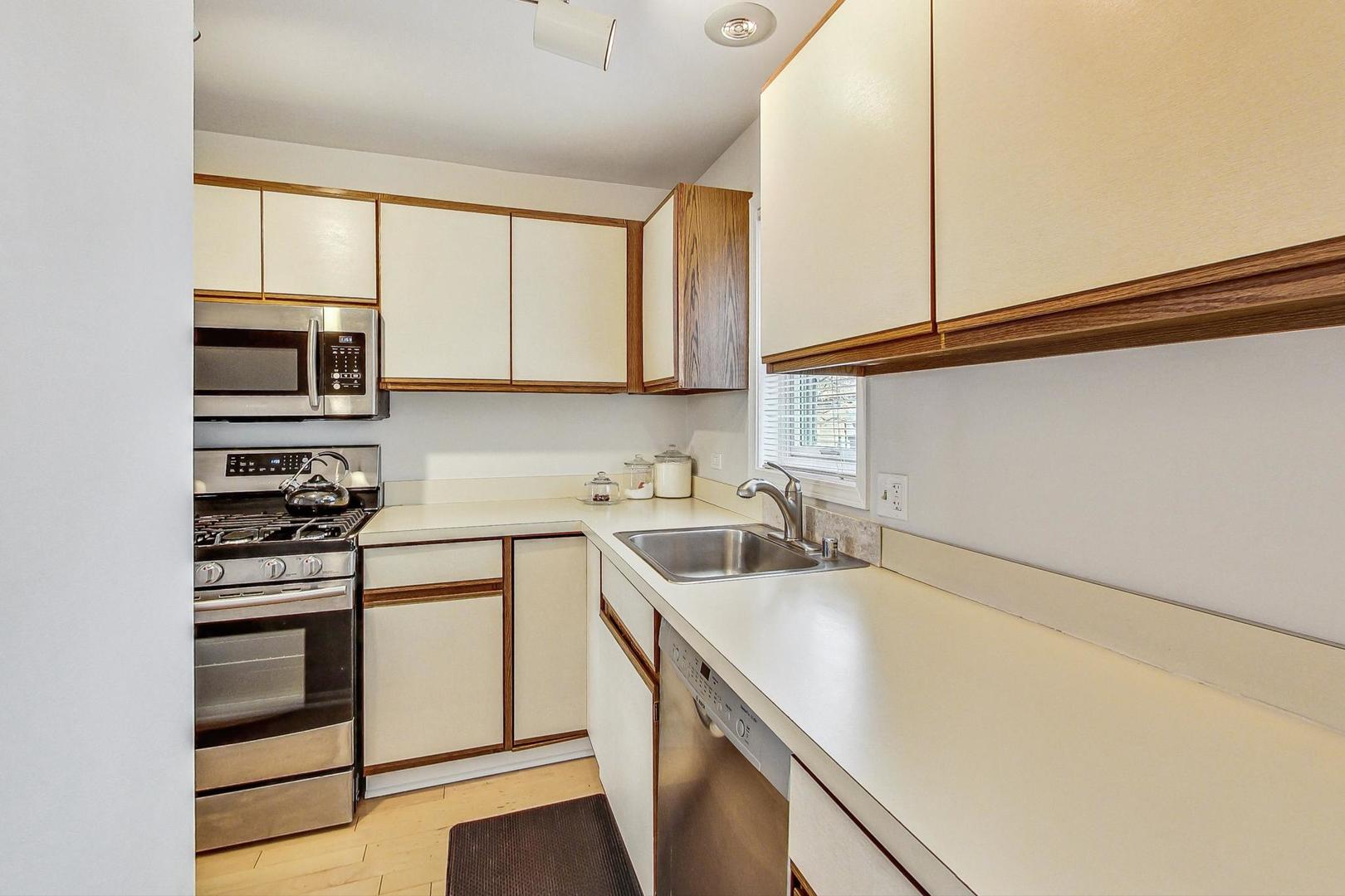 1135 W Roscoe Street