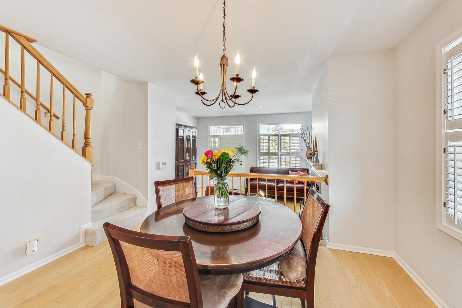 1135 W Roscoe Street