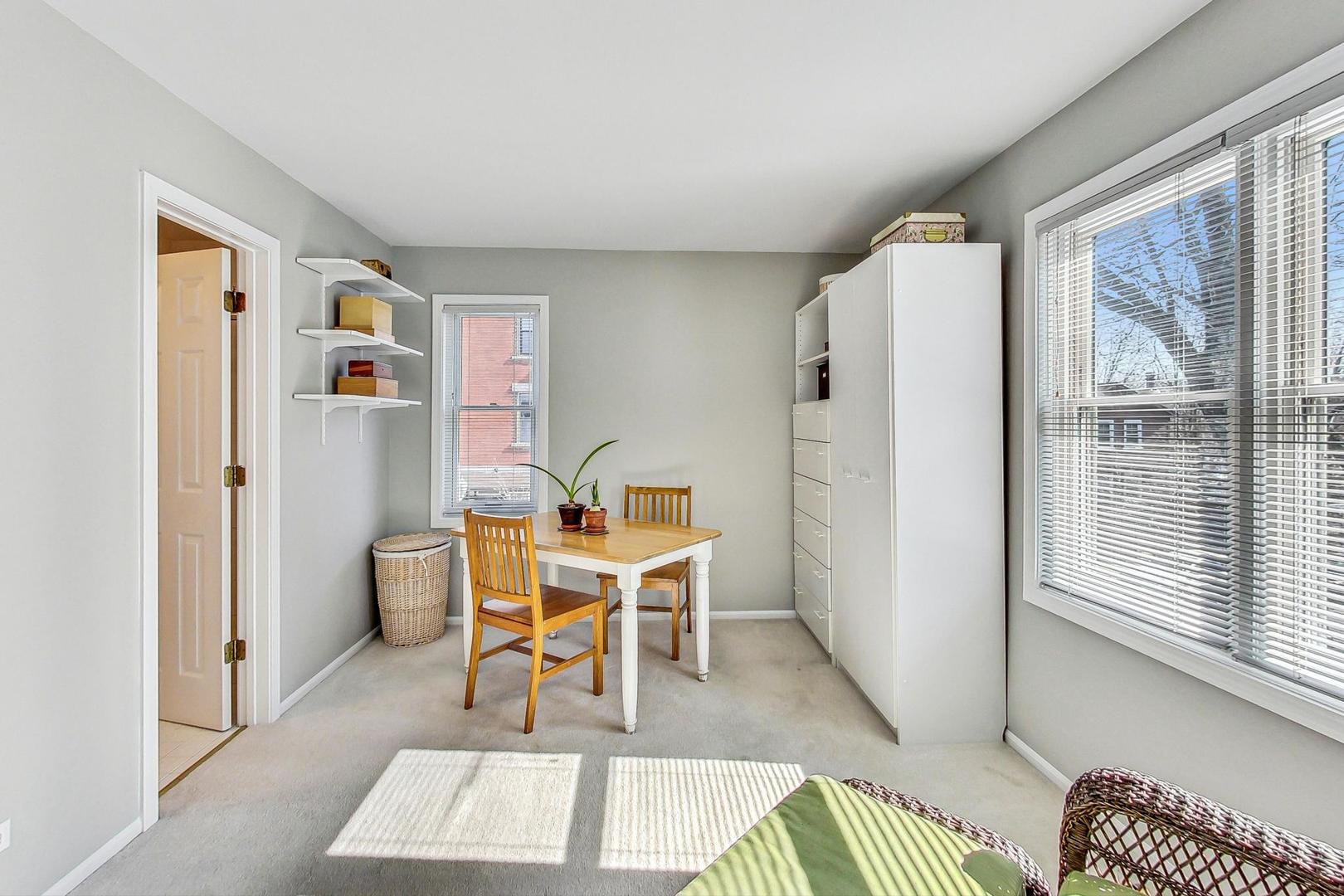 1135 W Roscoe Street