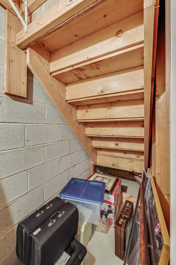 1135 W Roscoe Street