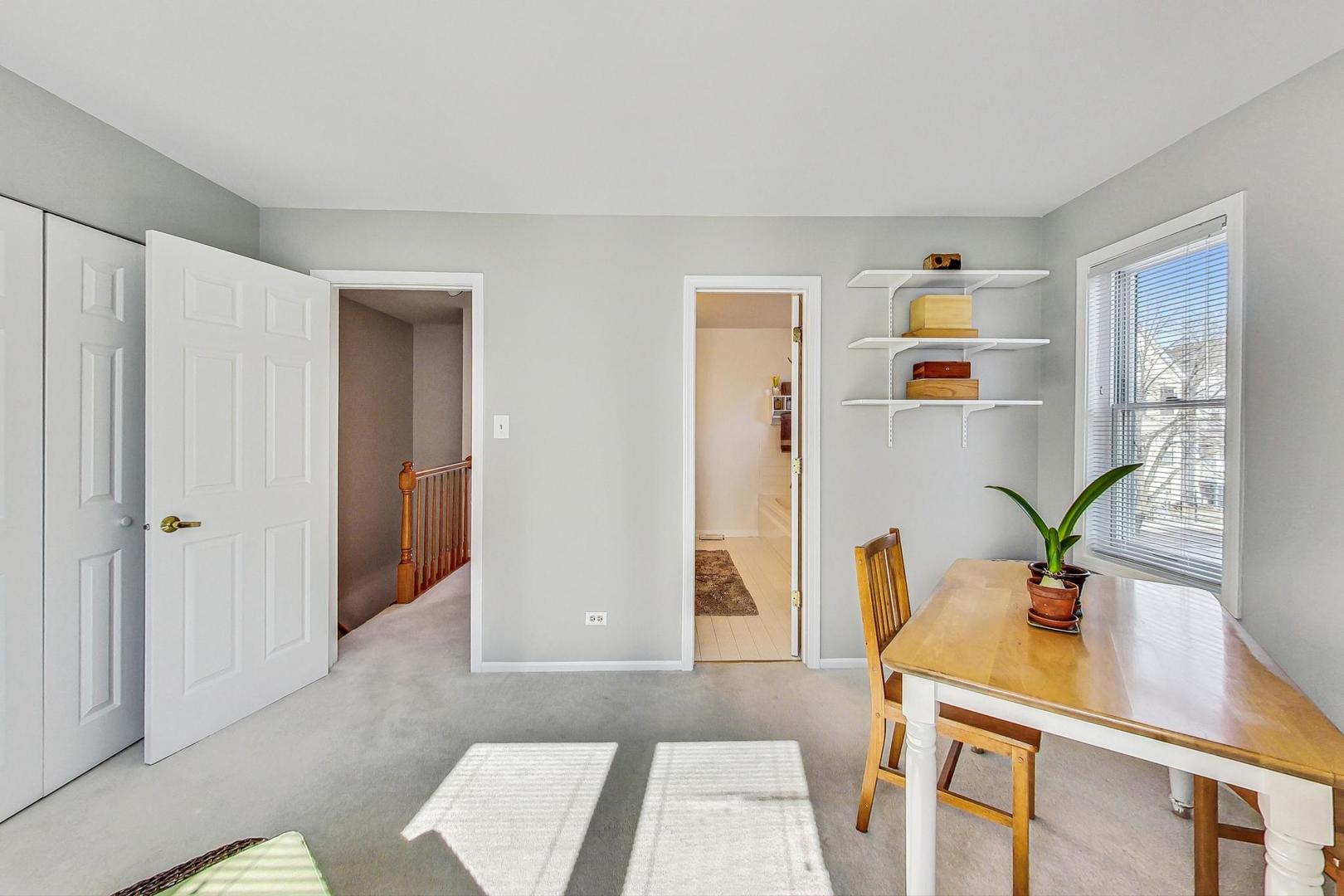 1135 W Roscoe Street