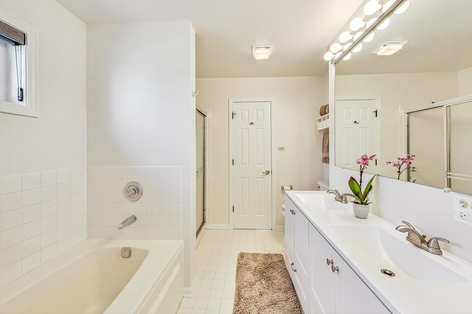 1135 W Roscoe Street