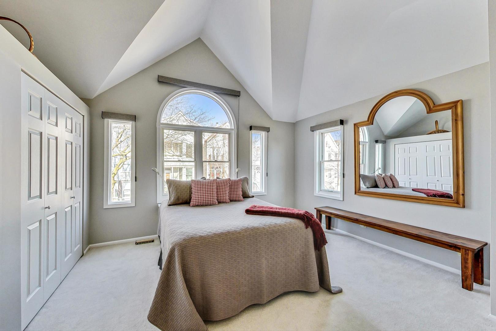 1135 W Roscoe Street