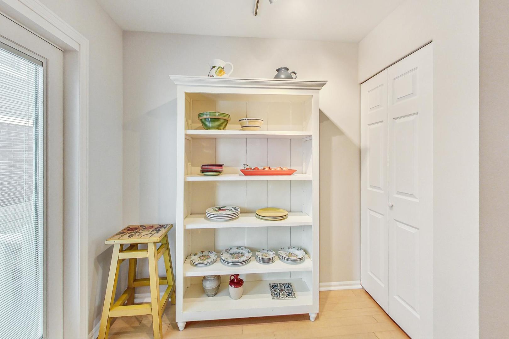 1135 W Roscoe Street