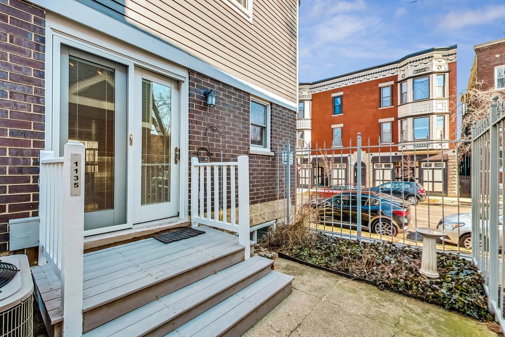 1135 W Roscoe Street