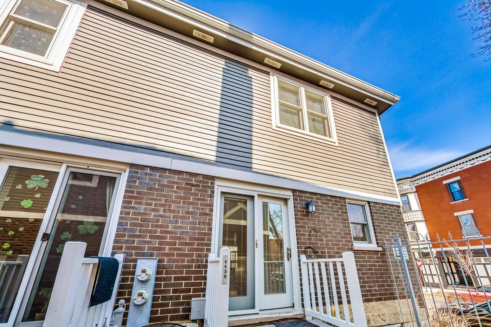 1135 W Roscoe Street