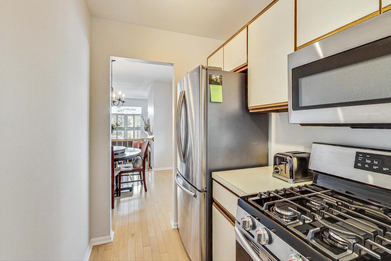 1135 W Roscoe Street