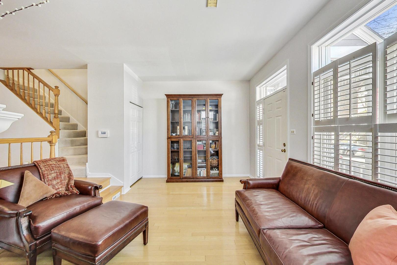 1135 W Roscoe Street