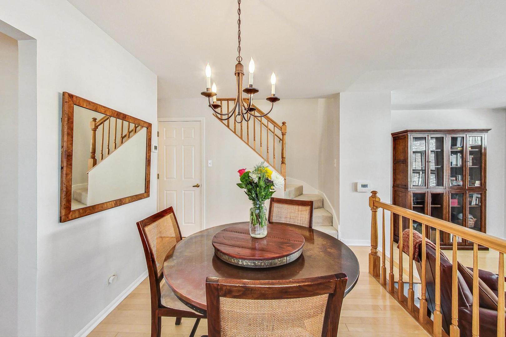 1135 W Roscoe Street