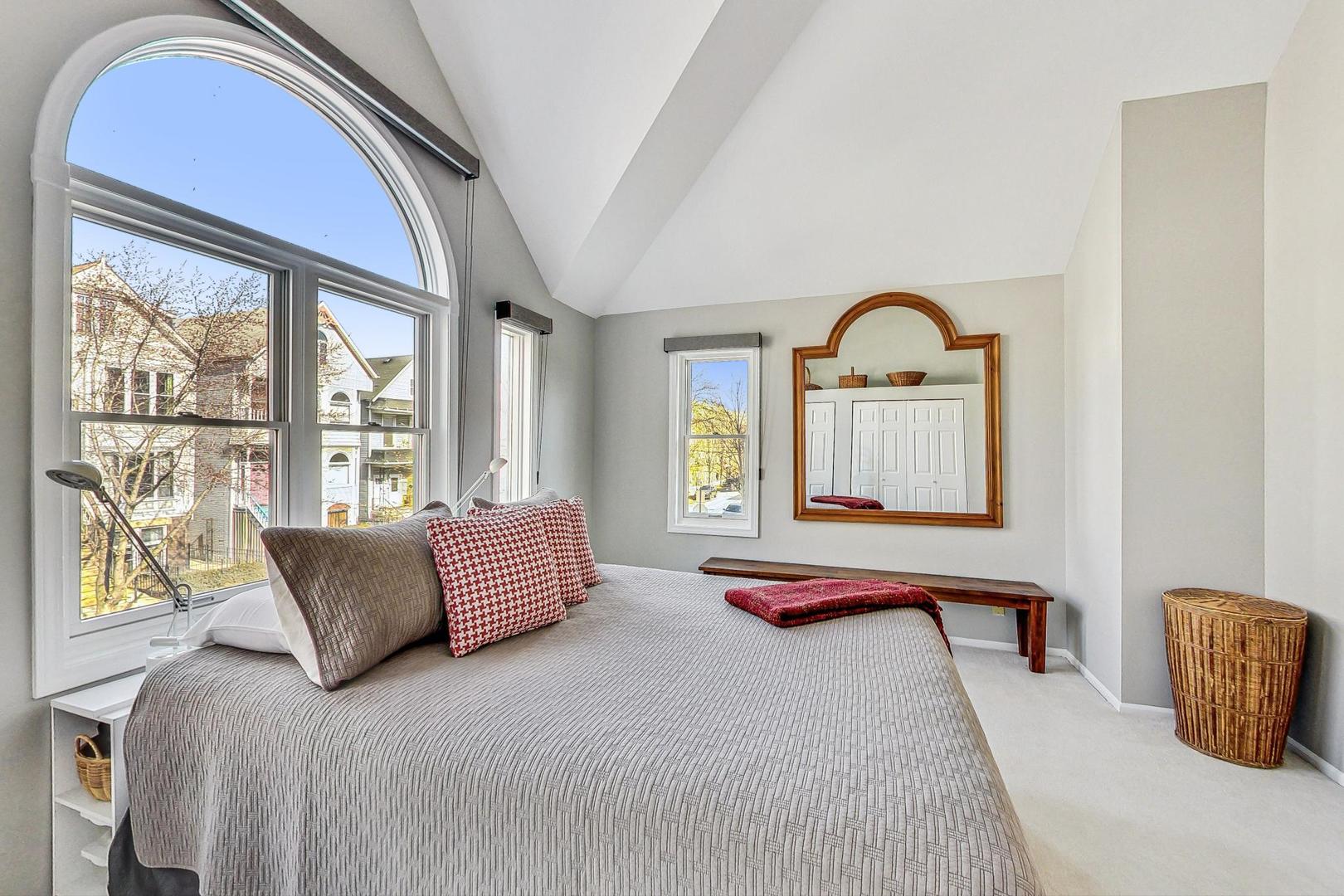 1135 W Roscoe Street