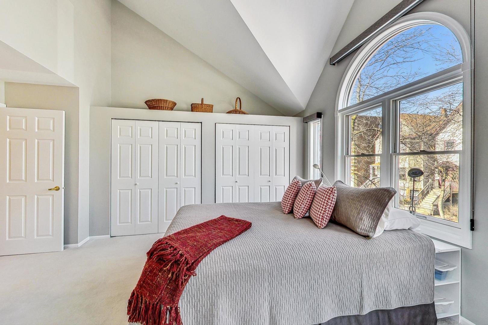 1135 W Roscoe Street