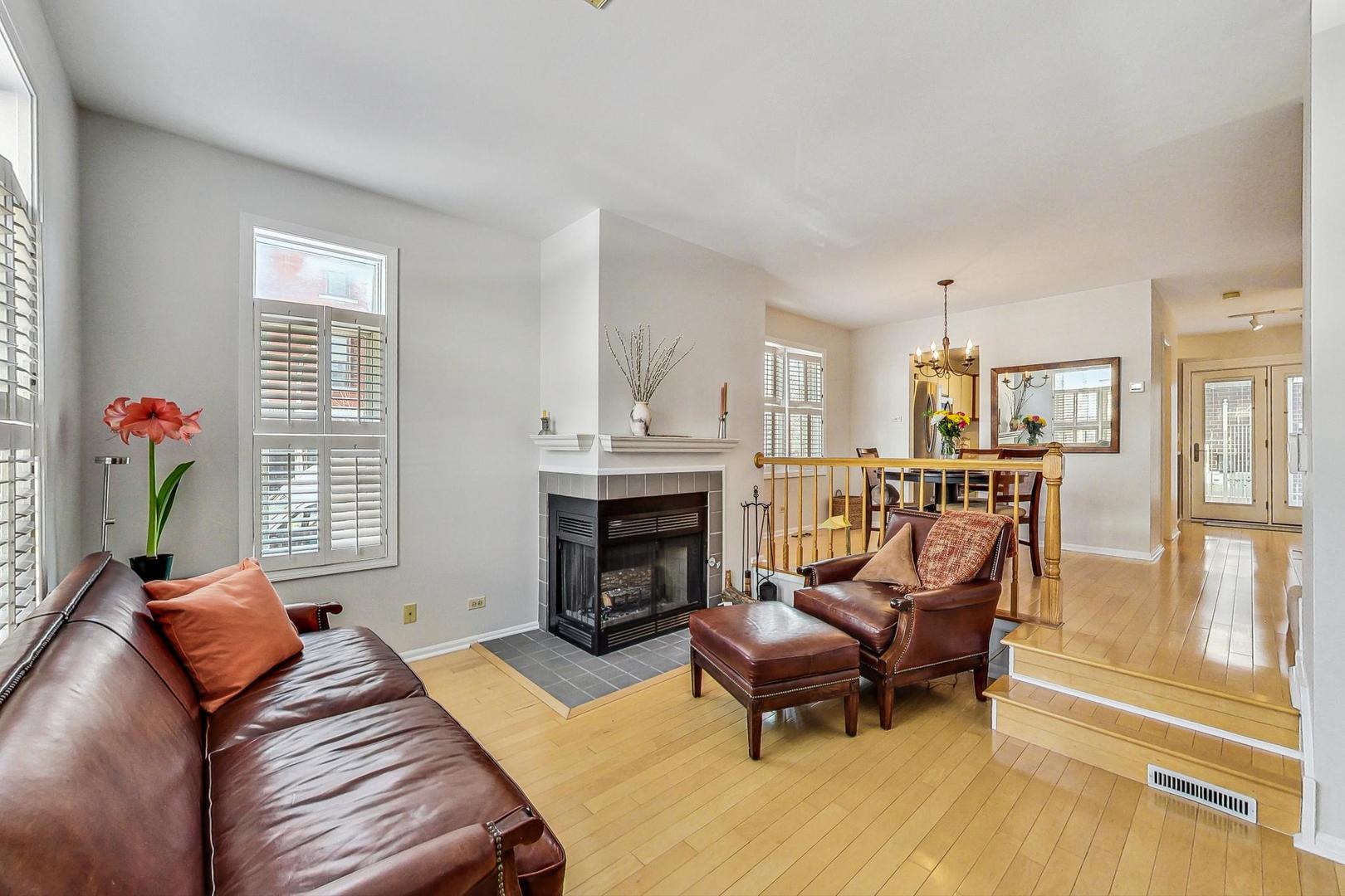 1135 W Roscoe Street