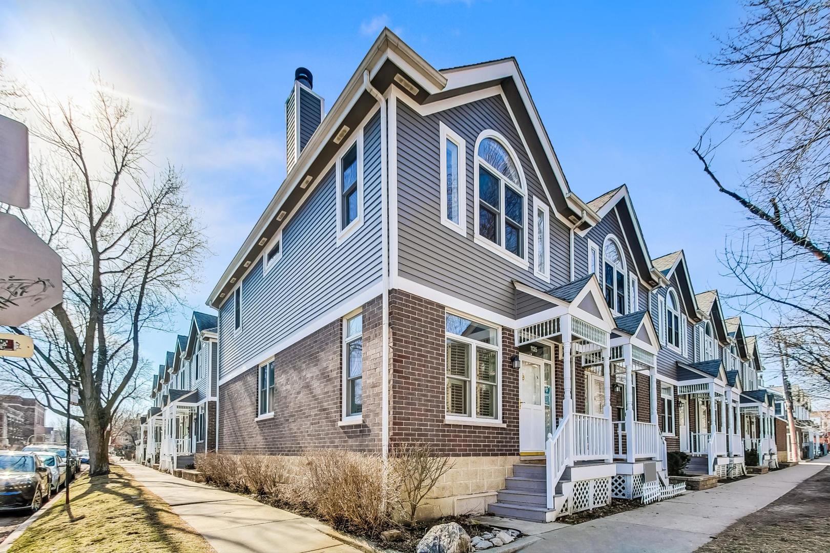 1135 W Roscoe Street