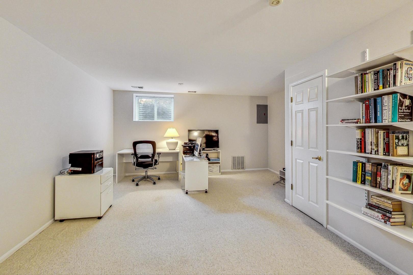 1135 W Roscoe Street