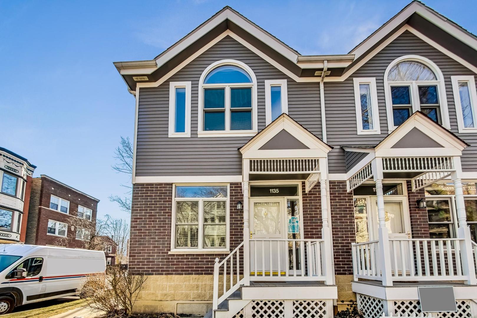 1135 W Roscoe Street