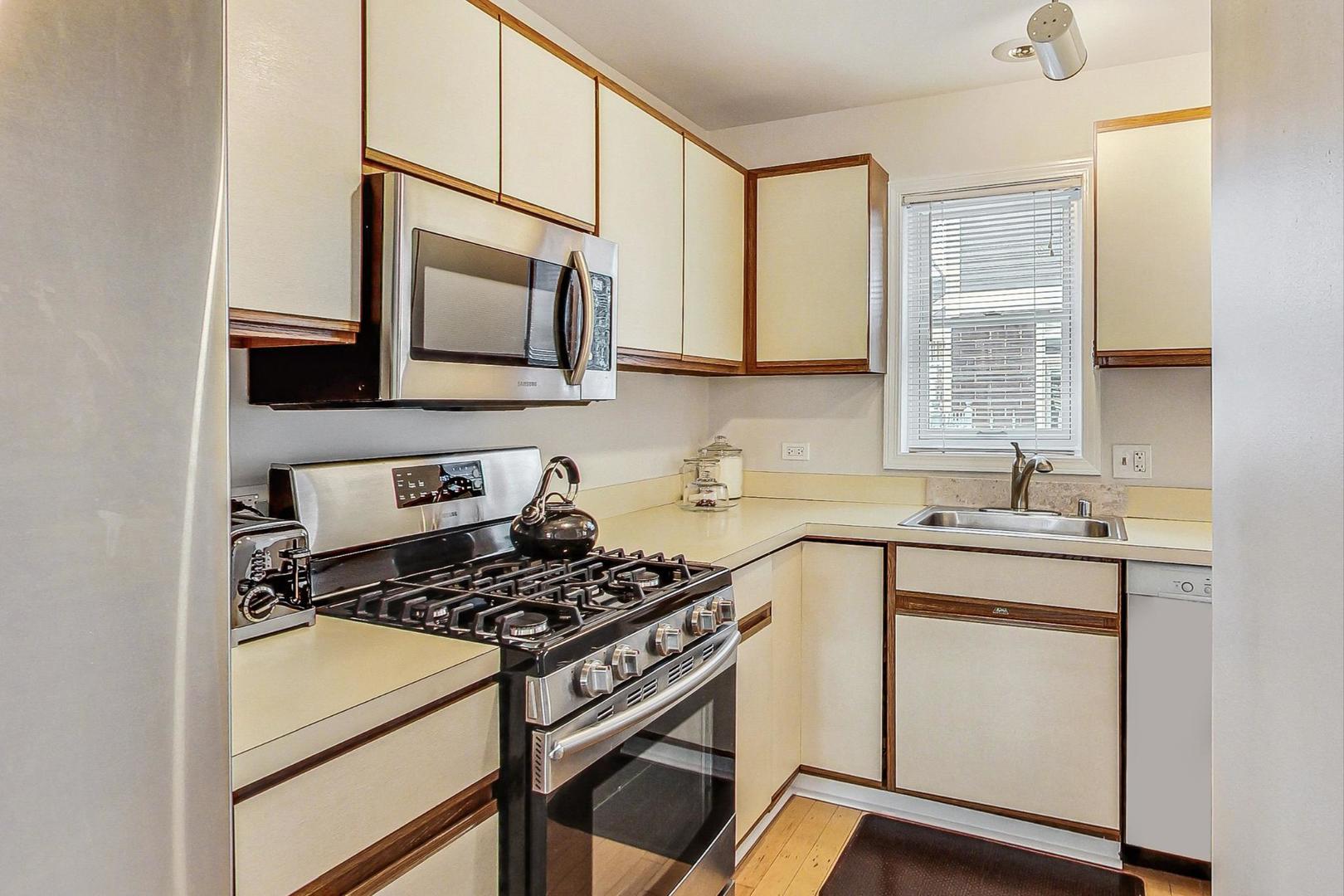 1135 W Roscoe Street