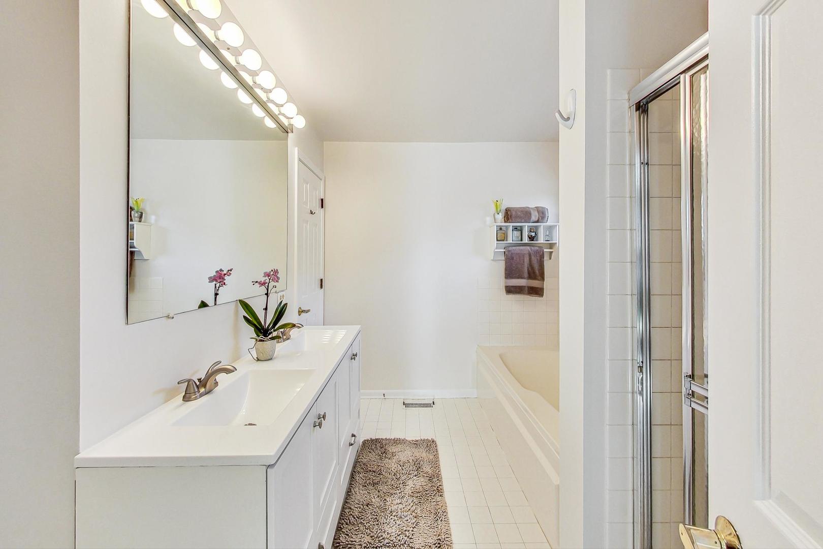 1135 W Roscoe Street