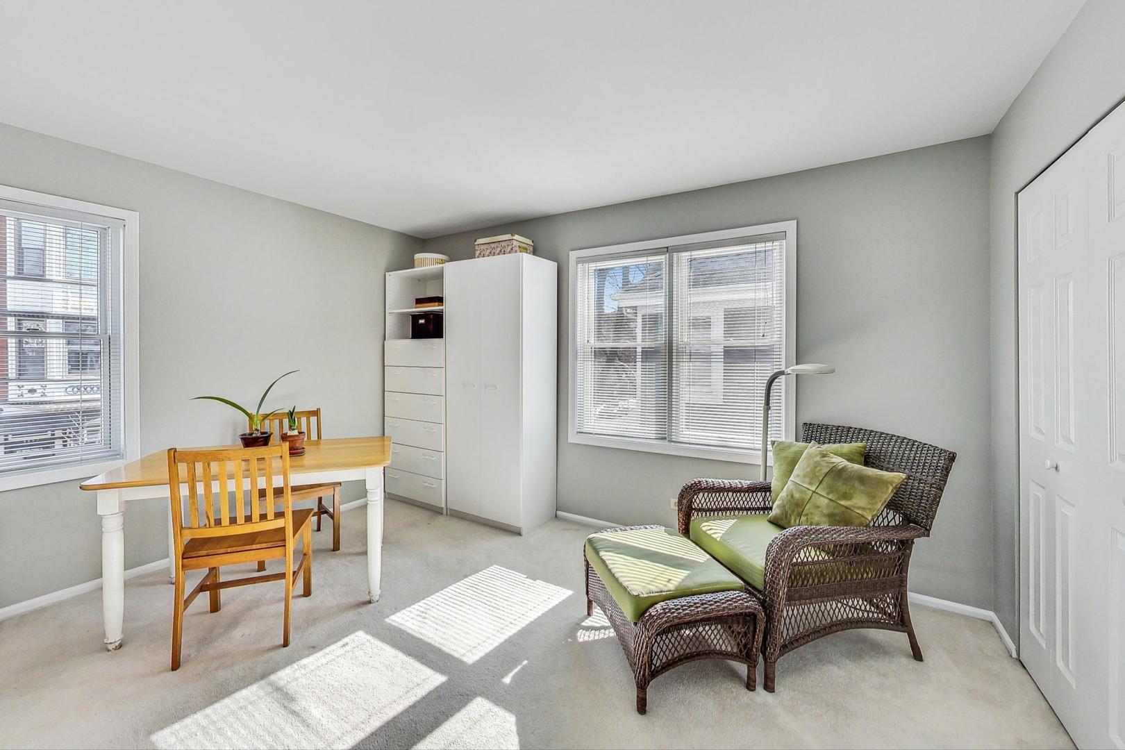 1135 W Roscoe Street