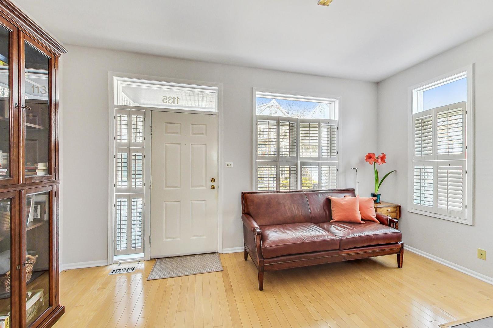 1135 W Roscoe Street