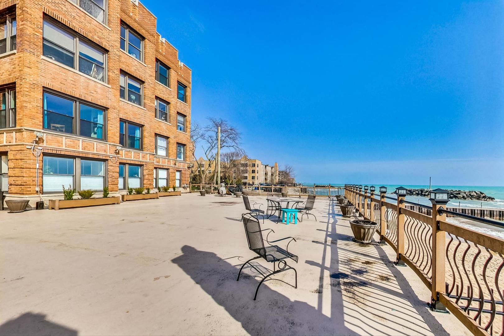 1200 W Sherwin Avenue Unit: 1J